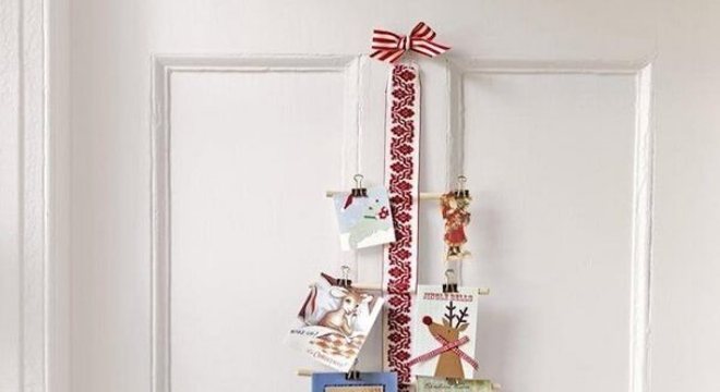 Enfeite de natal para porta feito com cartões