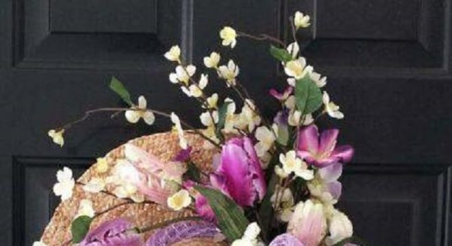 Enfeite de natal para porta feito com chapéu de praia