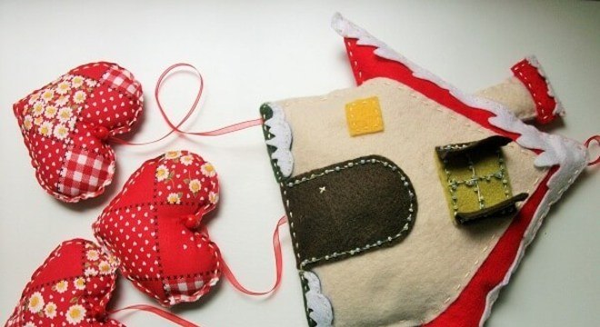 Enfeite de natal para porta feito com feltro