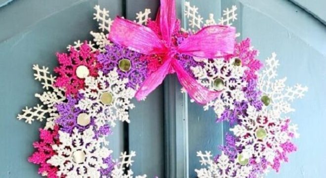 Enfeite de natal para porta feito com flocos de neve