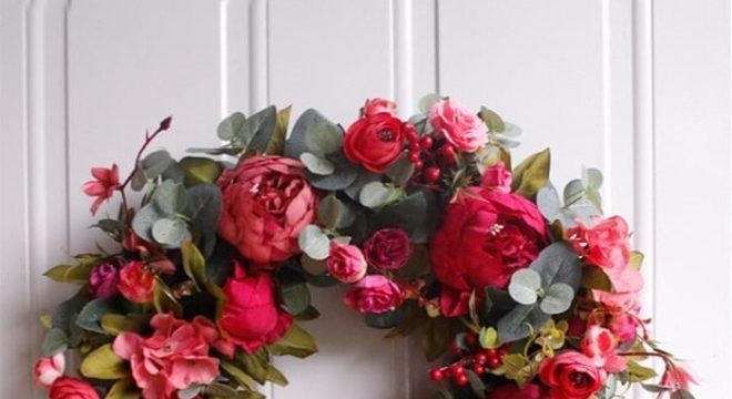 Enfeite de natal para porta feito com flores artificiais