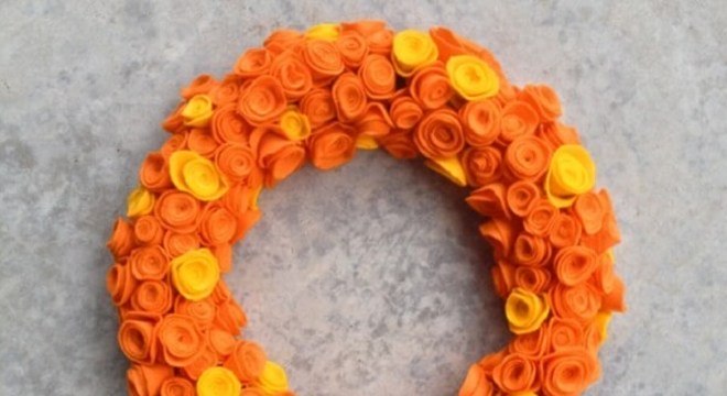 Enfeite de natal para porta feito com flores de feltro