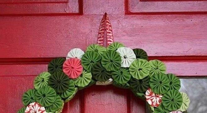 Enfeite de natal para porta feito com fuxicos