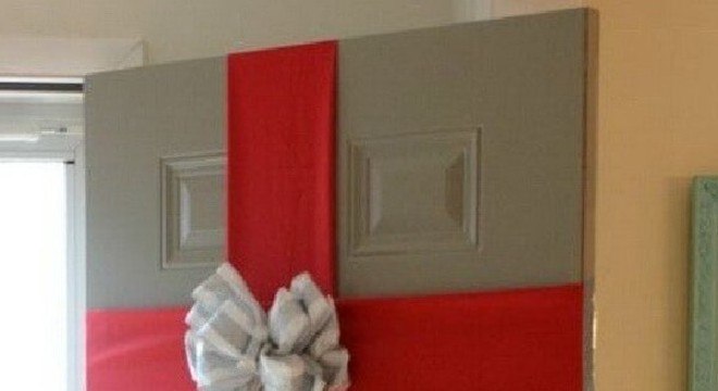 Enfeite de natal para porta feito com laço de fita