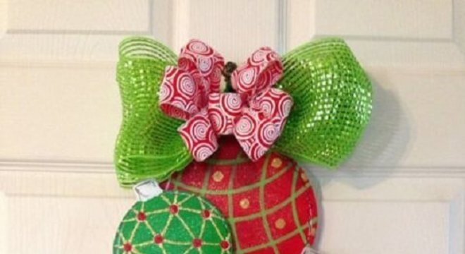Enfeite de natal para porta feito com madeira pintada