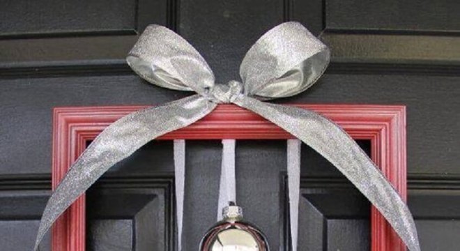 Enfeite de natal para porta feito com moldura de quadro