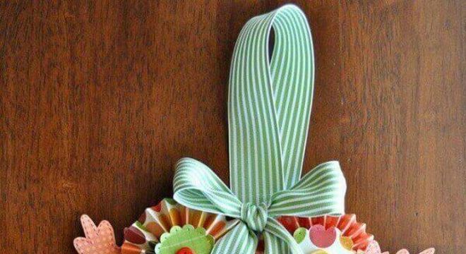 Enfeite de natal para porta feito com papéis coloridos