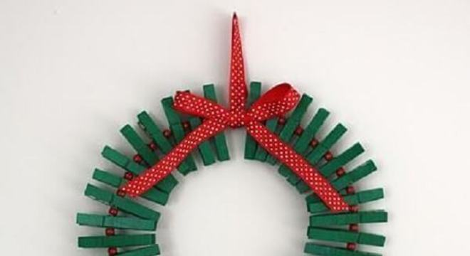 Enfeite de natal para porta feito com pregadores de madeira