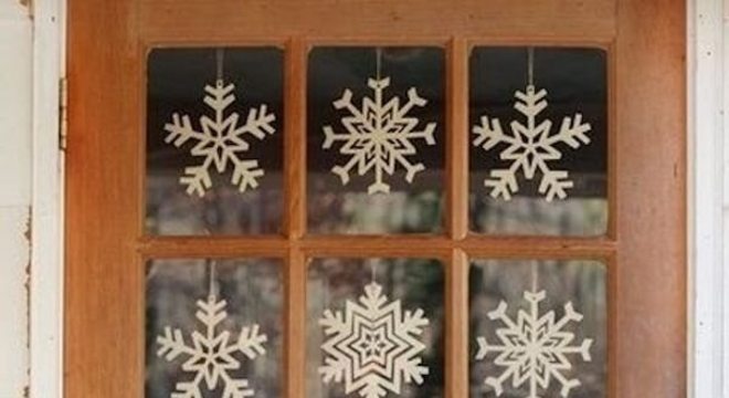 Enfeite de natal para porta feito com ramos e flocos de neve