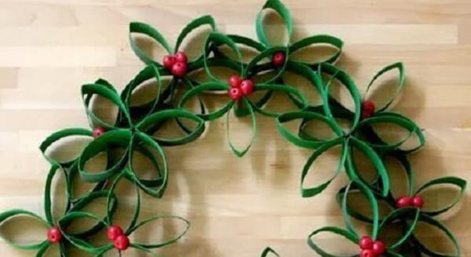 Enfeite de natal para porta feito com rolos de papel