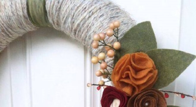 Enfeite de natal para porta feito com tecido de feltro