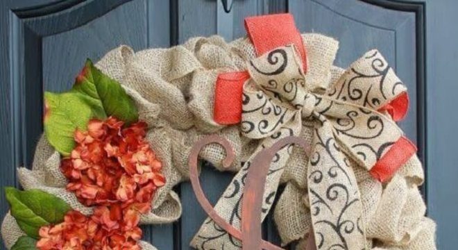 Enfeite de natal para porta feito com tecido de juta