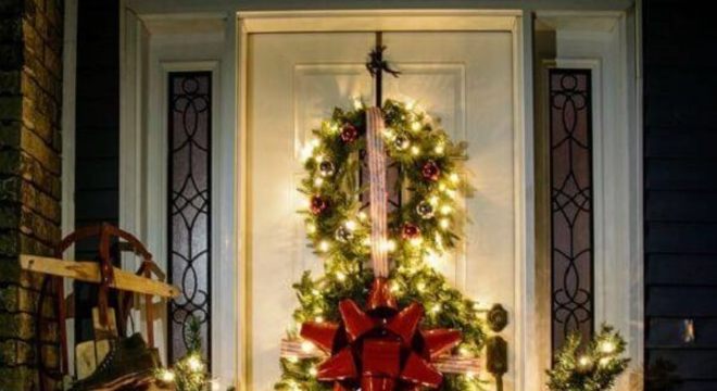 Enfeite de natal para porta feito pisca-pisca e guirlandas