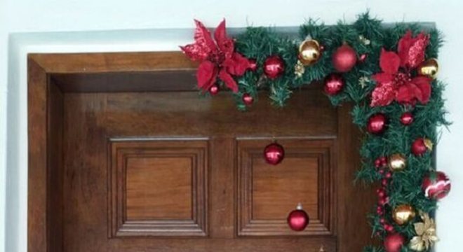 Enfeite de natal para porta fixado no batente