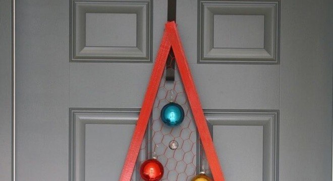 Enfeite de natal para porta simula uma árvore