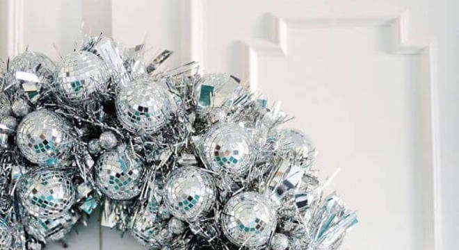 Enfeite de porta para natal feito com bolas prateadas