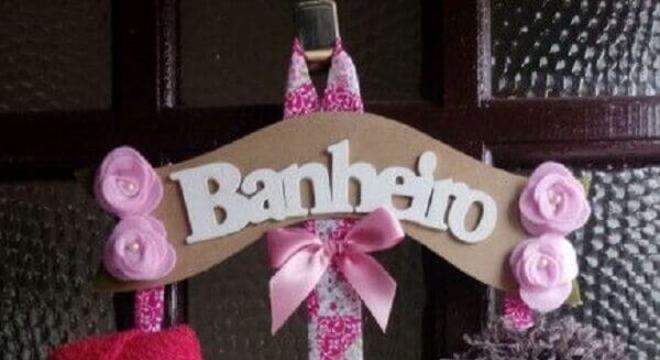 Enfeite para porta de banheiro com feltro e madeira