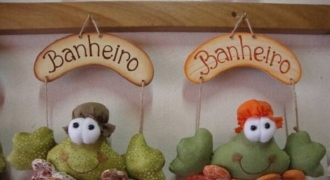 Enfeite para porta de banheiro em forma de sapinhos