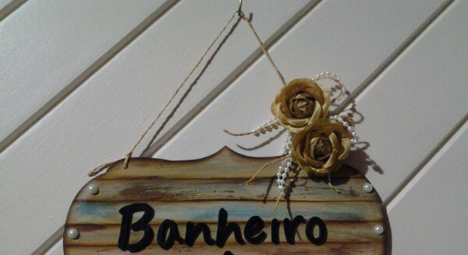 Enfeite para porta de banheiro feito em madeira