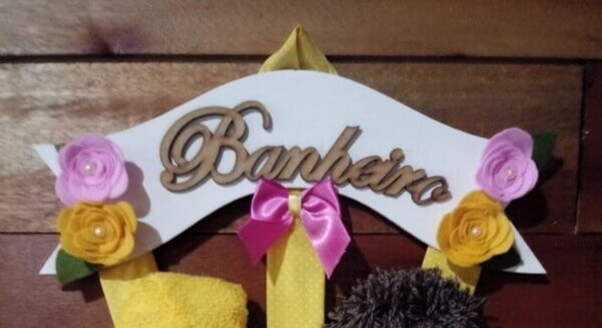 Enfeite para porta do banheiro com casal e filha em feltro