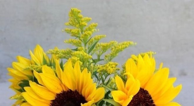 Enfeite simples feito com pote de vidro, tecido de juta e corda de sisal para festa tema girassol