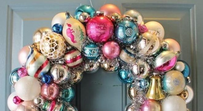 Enfeites de natal para porta feitos com bolas decorativas