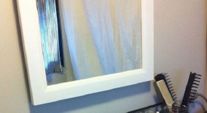 Enfeites para banheiro pequeno feito em madeira e vidro