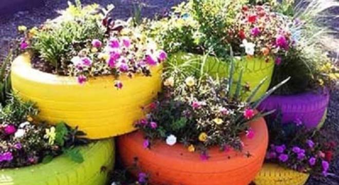 Enfeites para jardim feitos com pneus coloridos