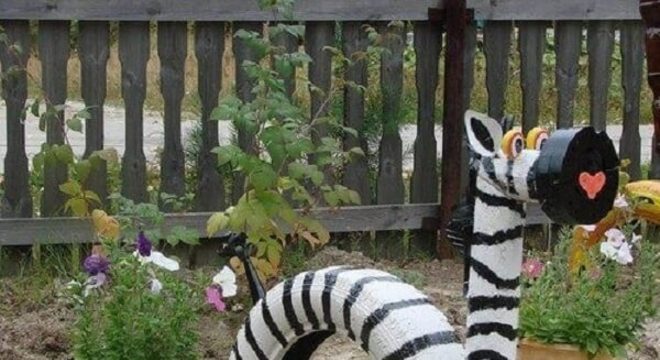 Enfeites para jardim feitos com pneus formam a imagem de uma zebra