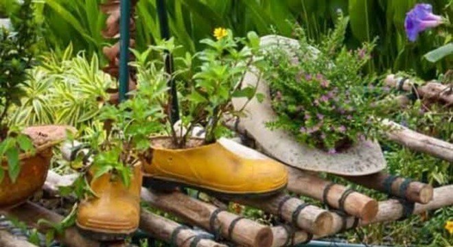 Enfeites para jardim feitos com sapato e chapéu