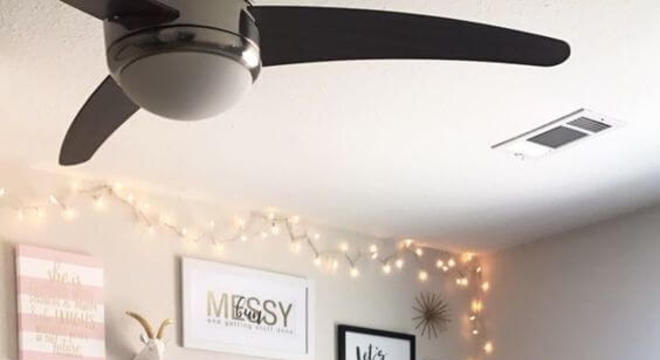 Enfeites para quarto com quadros e luzes