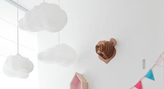 Enfeites para quarto de bebê com detalhes coloridos