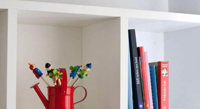 Enfeites para quarto de menino com livros e detalhes 