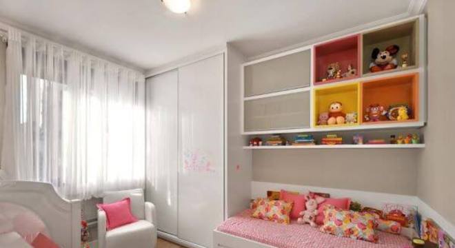 Enfeites para quarto infantil com decoração branca e rosa