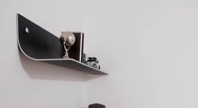 Enfeites para quarto masculino com carrinhos nas prateleiras