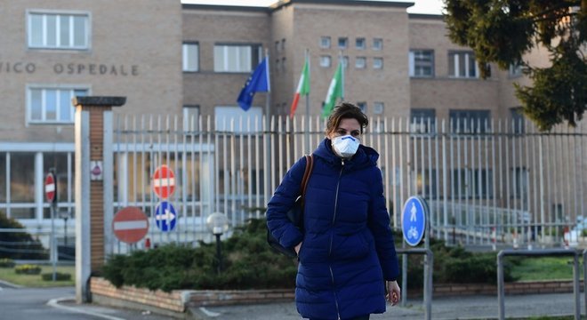 Enfermeira deixa hospital em Codogno, onde primeiro caso italiano foi confirmado oficialmente; no entanto, pesquisadores acreditam que o novo coronavírus já estava na Itália desde janeiro