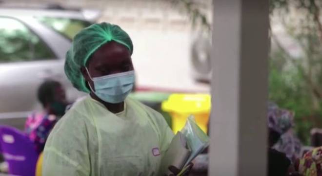 Enfermeira na África orienta pacientes sobre os cuidados com a covid-19