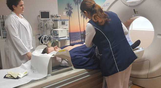 Enfermeiras preparam Bolsonaro para exame de imagem