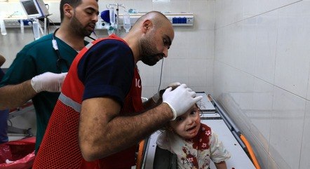 Enfermeiro palestino atende menina ferida em Gaza