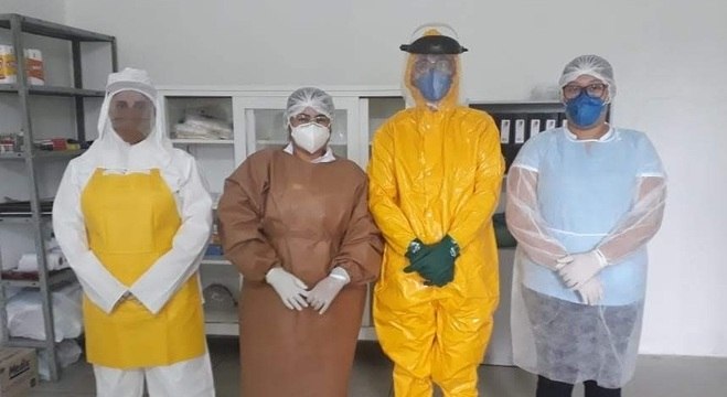 Profissionais de saúde da Paraíba improvisam roupas de proteção
