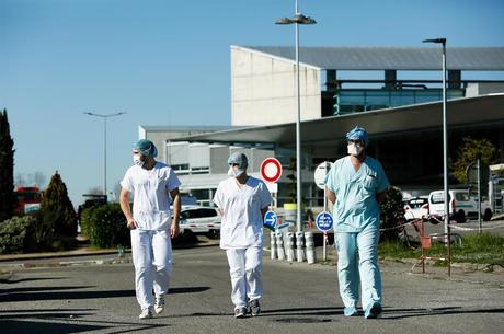 Enfermeiros caminham por hospital militar de campanha, na França