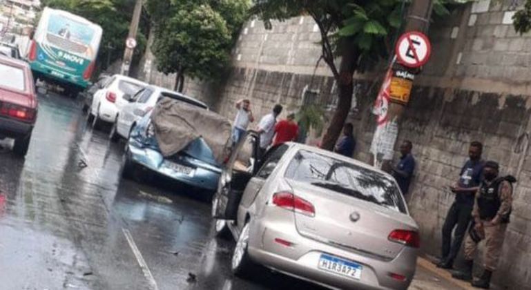 Engavetamento envolveu cinco carros e um ônibus 