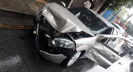 Alguns carros ficaram com a lataria amassada