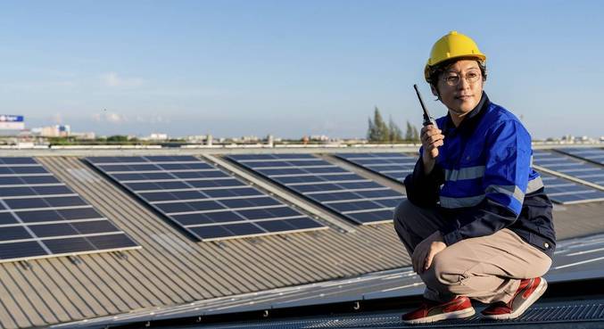 Profissional ajusta instalação de painéis solares fotovoltaicos em telhados