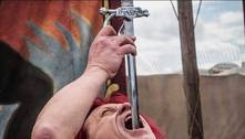 Engolidor de espadas lendário erra treino e é hospitalizado após sofrer cortes no abdômen