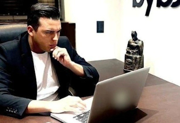 Empresas que trabalham com investimentos em criptomoedas rotineiramente são alvo de investigações após desaparecer com o dinheiro de milhares de clientes. O caso da Bybot seria mais uma dessas notícias, porém, desta vez, entre os 45 mil clientes lesados estão duas grandes organizações criminosas: o Comando Vermelho e o PCC. As duas principais facções do tráfico de drogas e armas do Brasil estariam procurando Gustavo de Macedo Diniz, de 27 anos, conhecido como 'Engomadinho do Bitcoin'. Ele e dois sócios estão desaparecidos após mais de R$ 70 milhões em aplicações de clientes sumirem, sendo cerca de 50% desse dinheiro das duas organizações criminosas