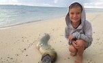 A descoberta foi feita no final de setembro, por Tim Cook, 39 anos, nas Ilhas Cook, no Oceano Pacífico. Na imagem, Yann, seu filho posa feliz ao lado da cena grotescaLEIA ISSO: 'Caçadora de lixo' fatura até R$ 15 mil por mês revendendo itens caros