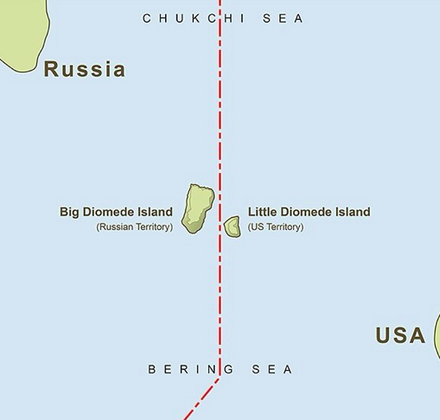 Enquanto a Pequena Diomedes está localizada no Alasca (EUA), a Grande Diomedes faz parte do território russo, na Sibéria, por isso a discrepância nos fusos.