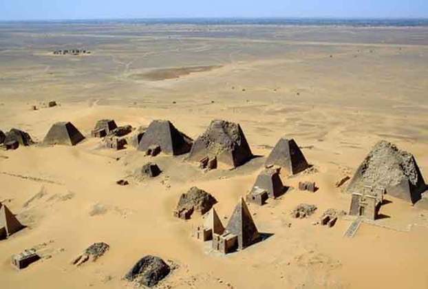 Enquanto o Egito possui 138 pirâmides, o território sudanês conta com cerca de 255. Aliás, o lugar ideal para vê-las é na antiga cidade de Moroë, onde estão concentradas cerca de 200 pirâmides sudanesas. 