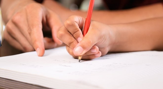 Saiba quais são os prós e os contras do homeschooling, o ensino em casa